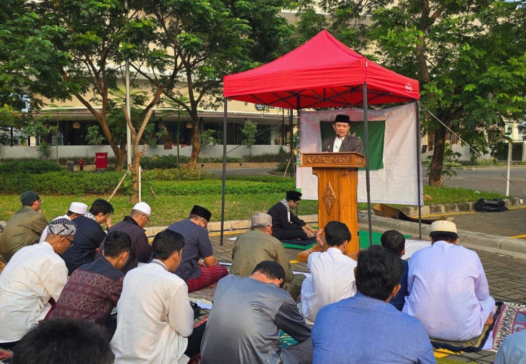 Drs Zahrul Hadiprabowo CIRB menyampaikan khutbah pada sholat ied 1445 H di PRM Jatibening